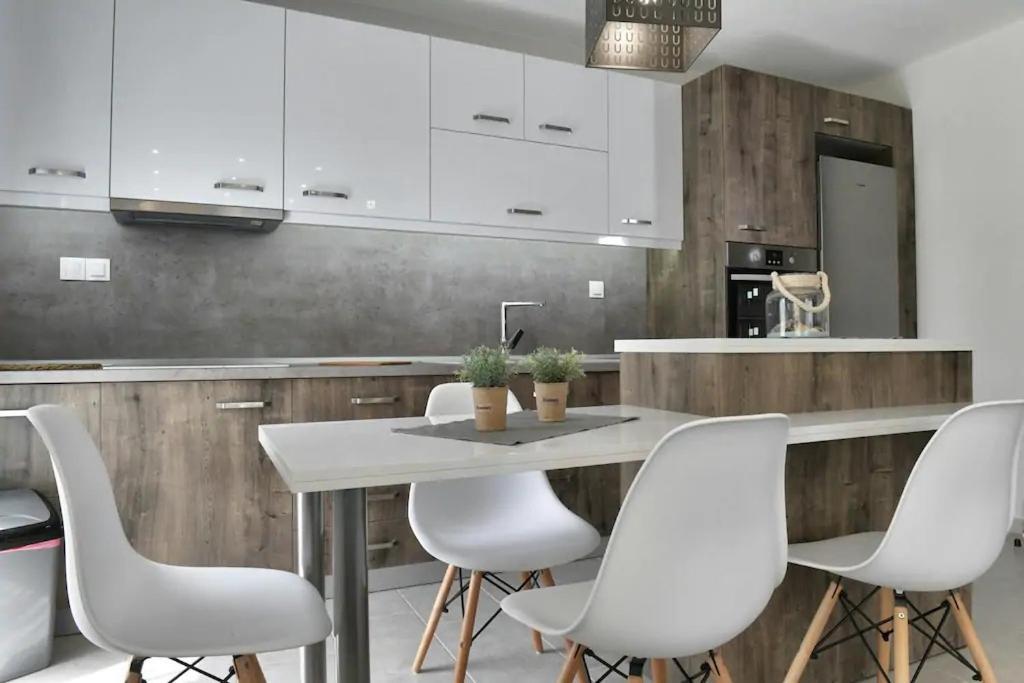 Crystallia Seaside Maisonette By Rentalspro- 尼亚·蒙达尼亚 外观 照片